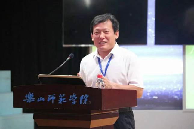 鋼琴的男人中度可信度描述已自動生成